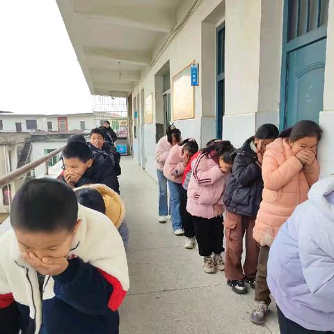 马影中心小学成功开展无脚本消防演练