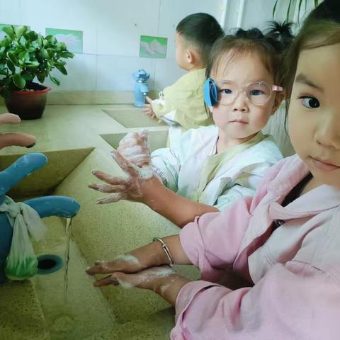 中班“小大人”成长记：从依赖到自理的第一步——中二班萤火虫教室