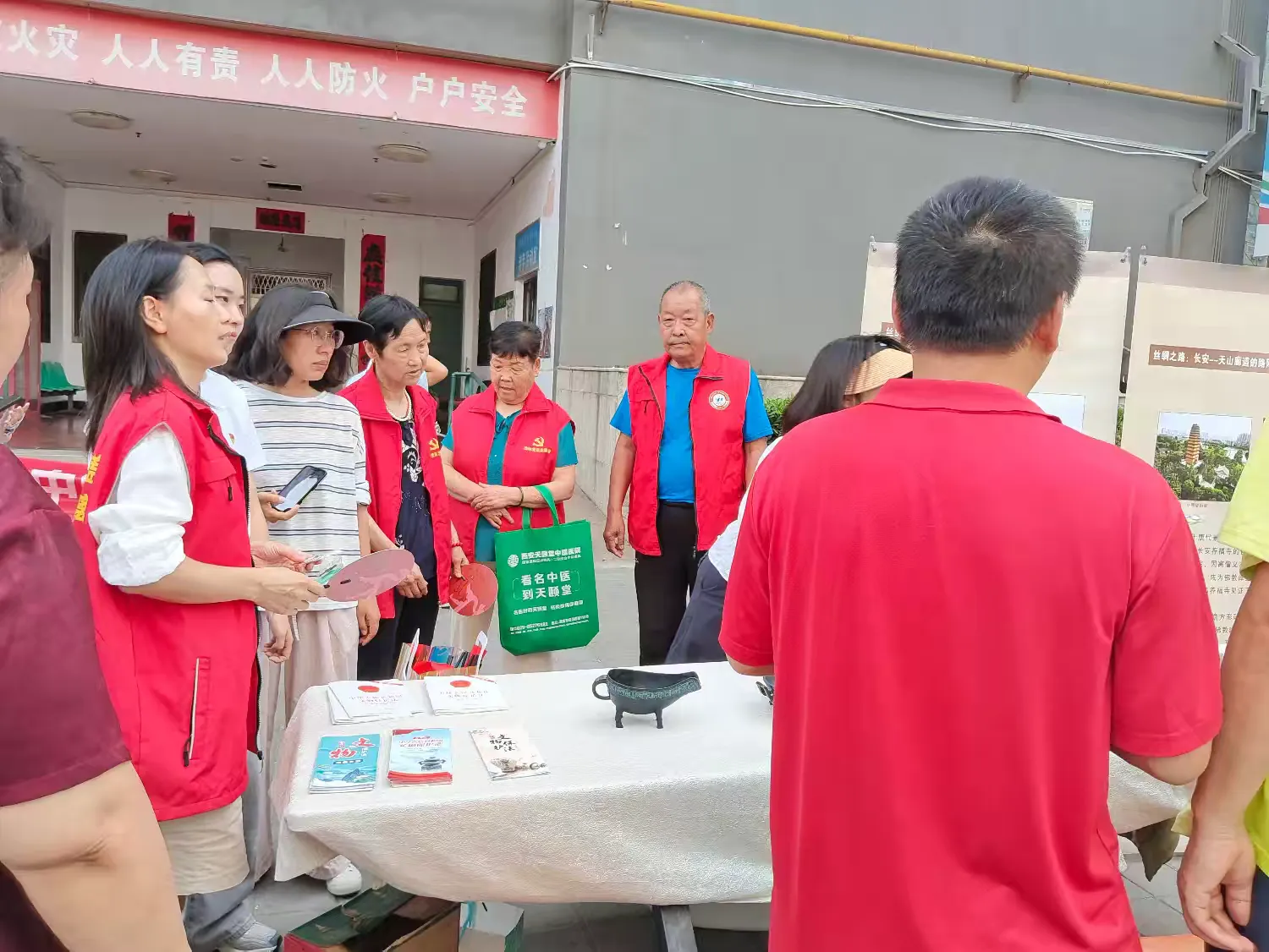 简篇-银发献余热 服务暖人心——夏家庄社区银龄志愿者展风采