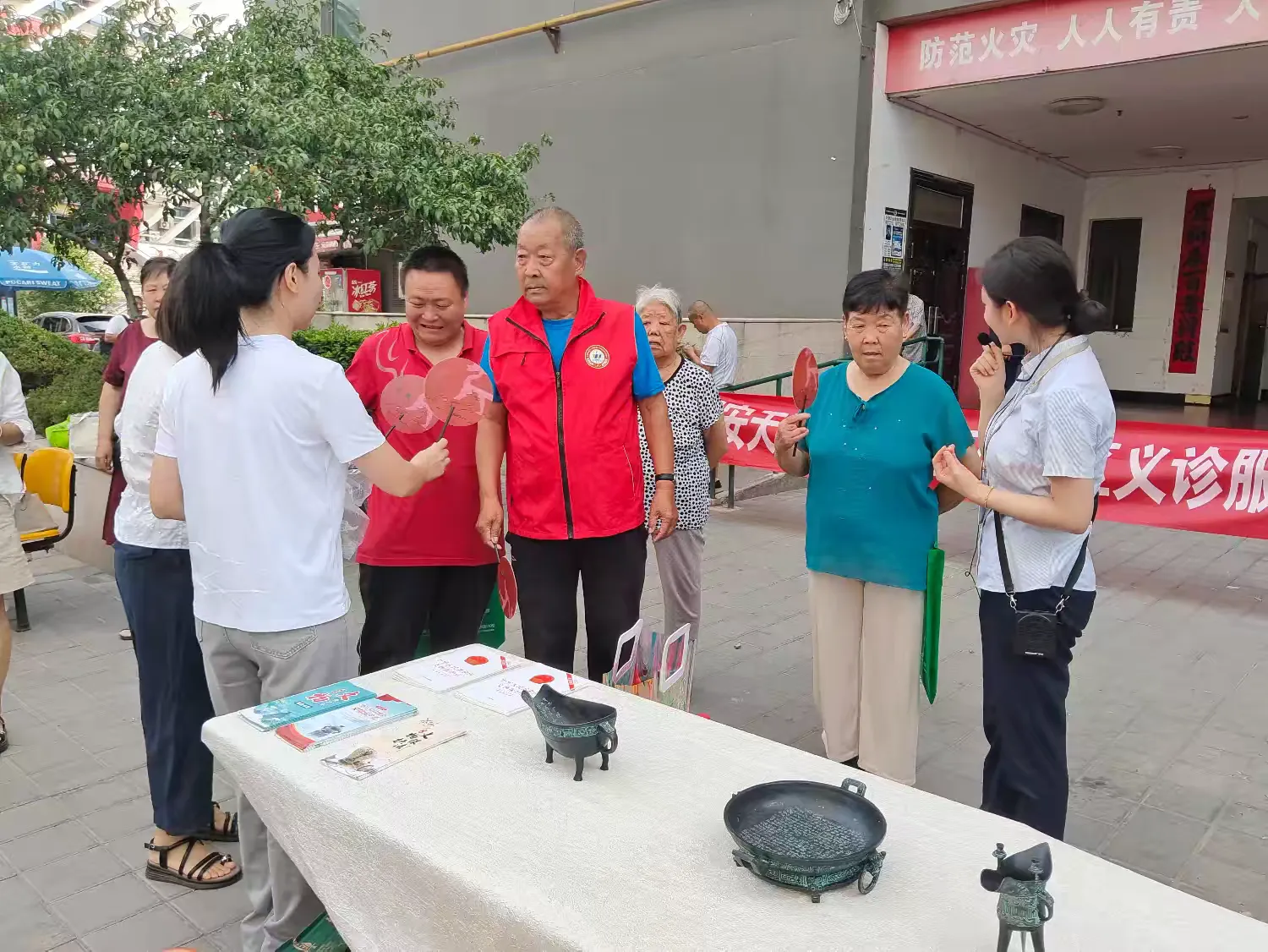 简篇-银发献余热 服务暖人心——夏家庄社区银龄志愿者展风采