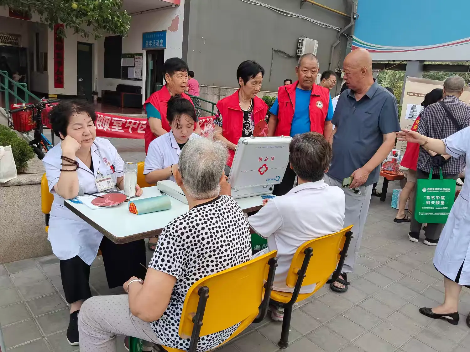 简篇-银发献余热 服务暖人心——夏家庄社区银龄志愿者展风采