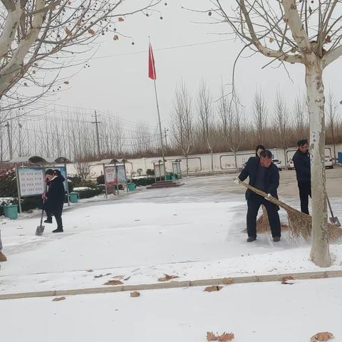 除去银装素裹，还来安全出行——西刘小学全体教职工除雪保安全！