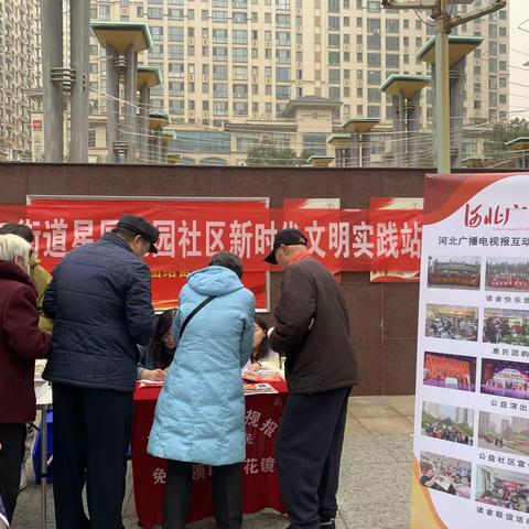 长江街道星辰花园社区开展"关爱社区老年人，报纸送到我手中"敬老爱老公益活动
