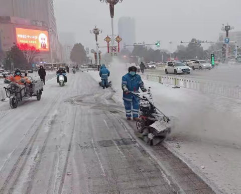 市城管执法局多措并举 破冰除雪保畅通