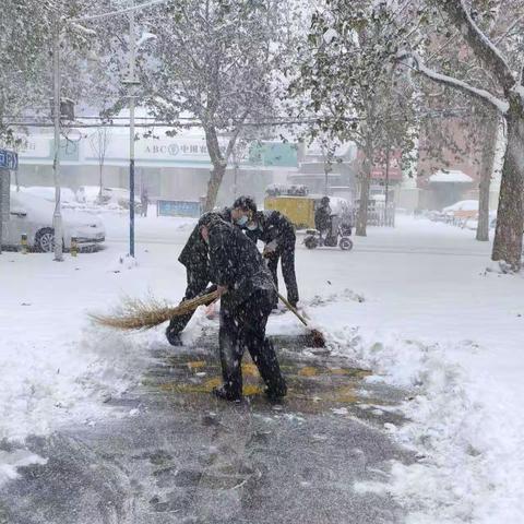 劳动展农行风采，扫雪保客户安全