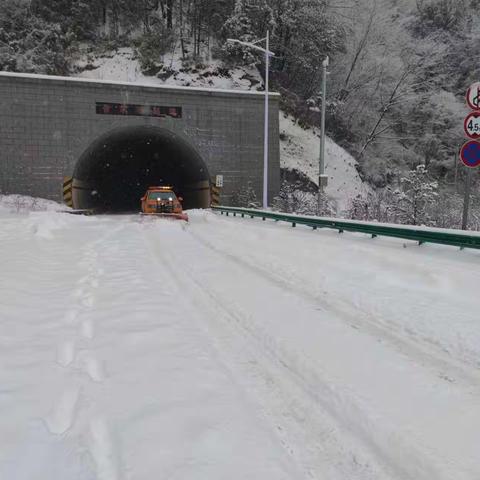 乍暖还寒春雪俏，以雪为令除雪忙 ---商洛公路管理局机械站全力以赴做好保通保畅工作