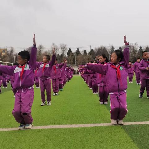 文明之花处处开 ——阿阳小学三年四班文明出行侧记