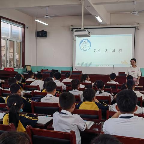 追求卓越      绽放精彩———记第三实验小学数学组听评课教研活动