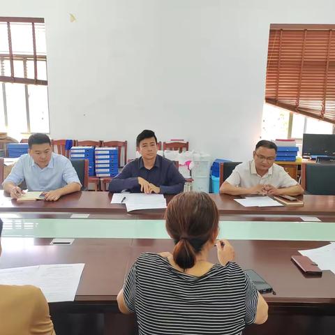 群英乡党委书记曾维碧开展走访调研活动