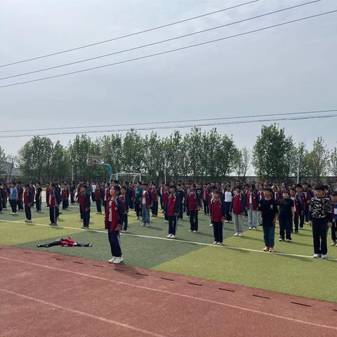 吴官营中心小学备战校园广播体操比赛，展现学生风貌