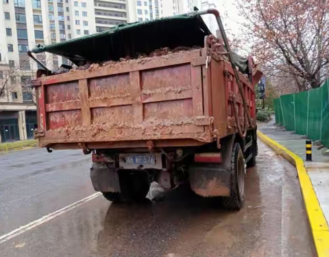 [以案释法]施工单位使用车辆运输渣土的过程中未采取密闭或者其他措施防止物料遗撒典型案例