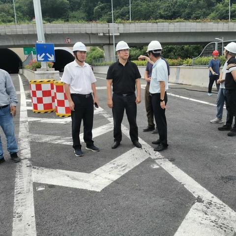 建设中心霍荣金书记带队到盐港东立交工程进行防台专项检查