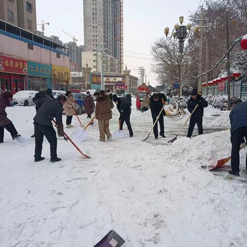 党员干部齐上阵，白衣天使扫雪忙