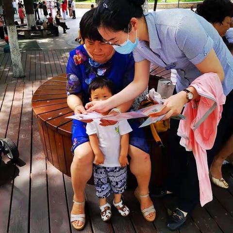 威海市商业银行举办“全民携手反假币，共创和谐文明威海”活动
