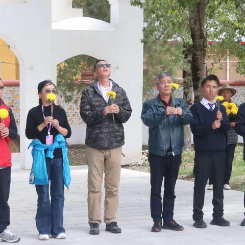 十八军后代瞻仰石渠县洛须烈士陵园缅怀英烈崇高精神