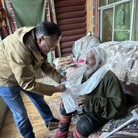 探访百岁老人  传承红色精神