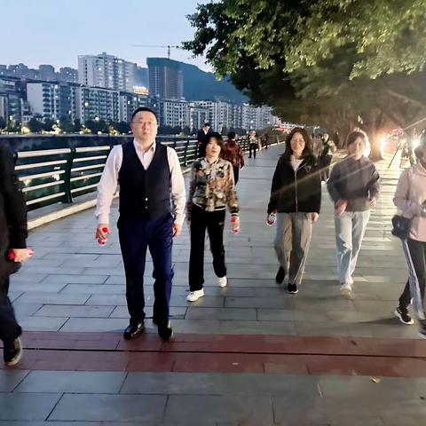 巴中分行开展“我运动 我健康 我参与 我快乐”员工健步走活动