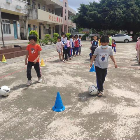 广东省廉江市良垌镇丰背明园小学——平安希望工程足球支教进行中