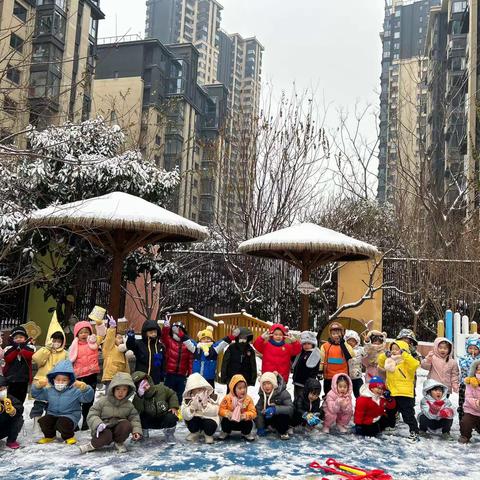 2023年12月18日，合肥市迎来了初雪，天成分园中四班再也控制不住自己激动的小脚步，全副武装出发操场！