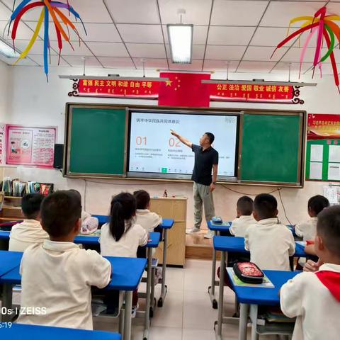 二年级开展安全与民族团结主题班会