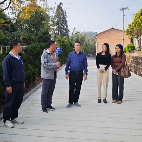 梁河县人民政府副县长闫信谁到大厂乡中心小学调研指导工作