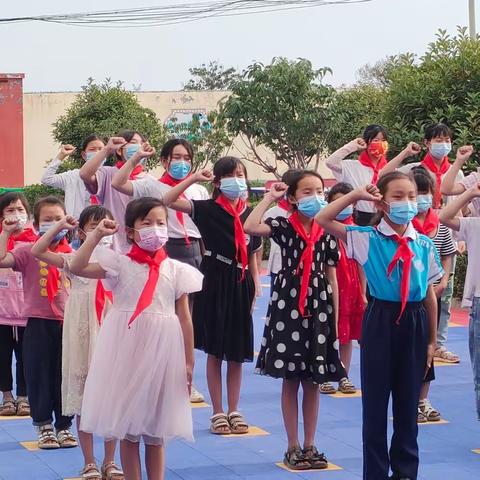 喜迎二十大，争做好队员——常村镇燕窝小学少先队员入队仪式