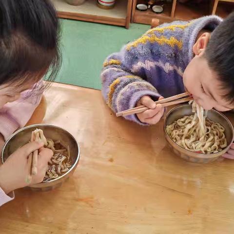 学会用筷子，做能干的小帮手