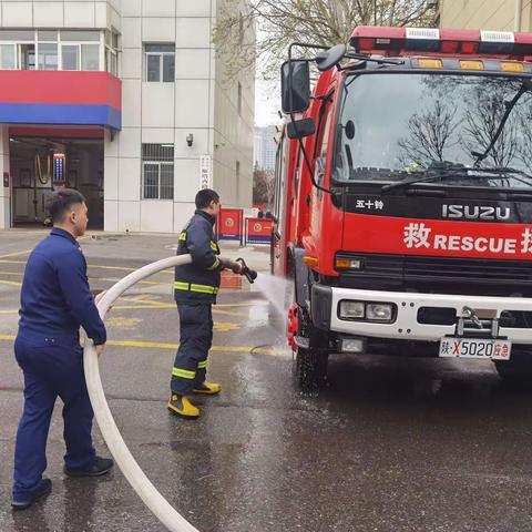 雁塔西路消防救援站开展车场日活动