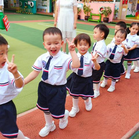 爱丁堡幼儿园星星二班第十五周精彩瞬间🦋