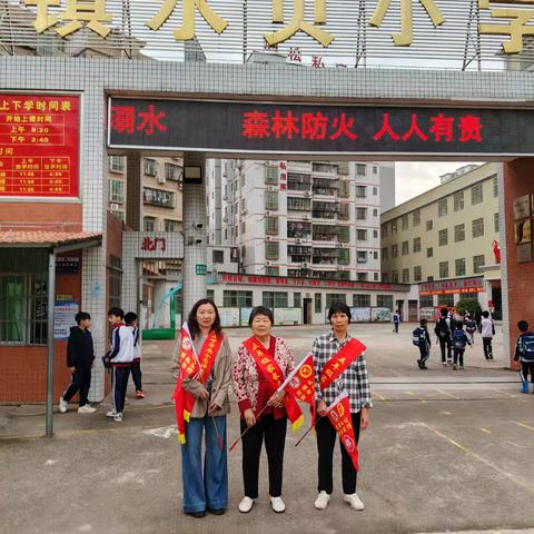雨天坚守，为爱护航：水贝小学家长护学岗在行动