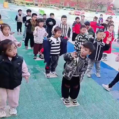 ✨幼儿园里欢乐多✨ 幼儿园的小朋友们都是这么可爱🥰 愿我们都能保持孩童般的笑容😜 来幼儿园一起晒太阳吧🤗