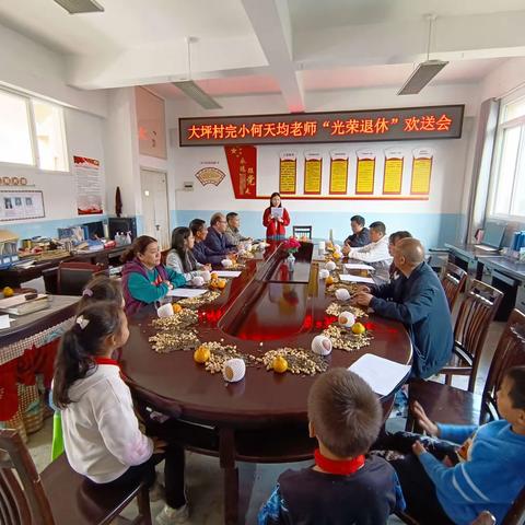 别三尺讲台 洒桃李满地                                       ——何天均教师退休