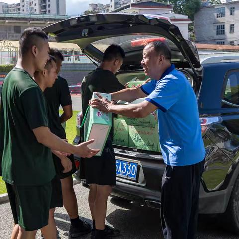 江西面包商会“八一”建军节走访慰问驻县武警部队