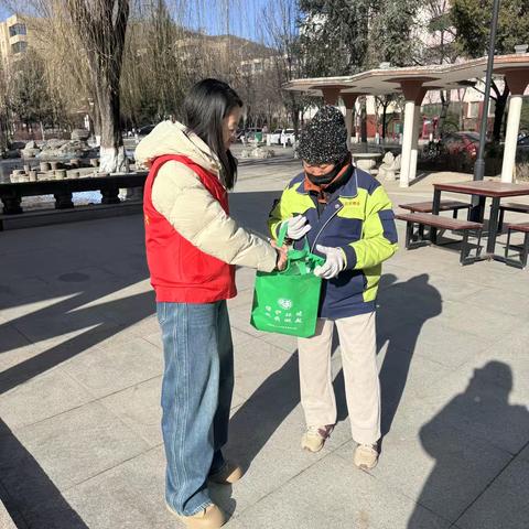 党员进社区 共筑绿色家园