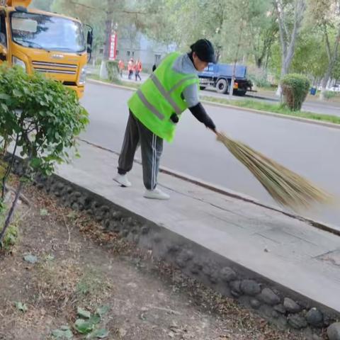致敬高温下的城市“美容师”——环卫工人