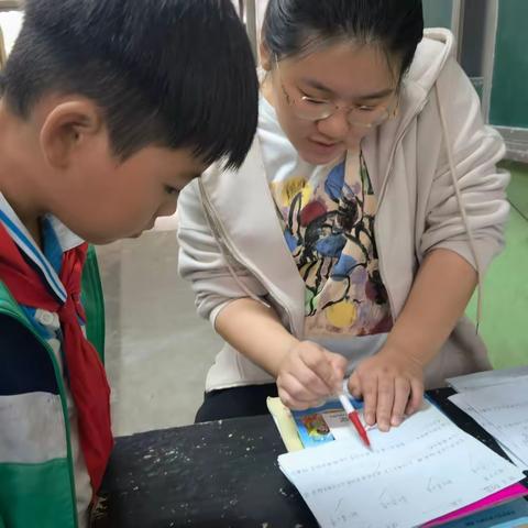 课间辅导助学生成长