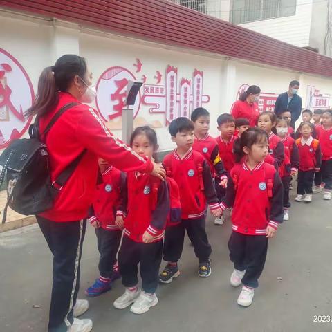 参观小学零距离，幼小衔接促成长——柳州市柳江区教育幼儿园金岭分园参观小学活动