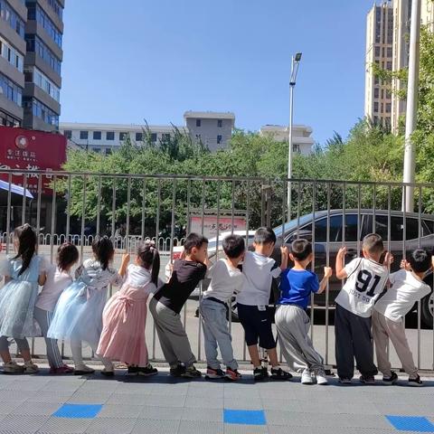 诺尔幼儿园中二班6⃣️月周记——升旗仪式