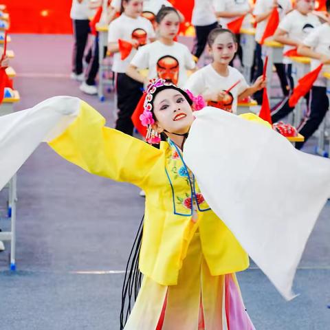 课桌之上展英姿  戏韵梨园绽芳华