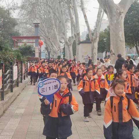 开学季暖❤️护学——襄阳十中三（1）班家长护学岗