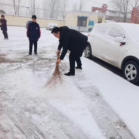 扫雪除冰 情暖校园