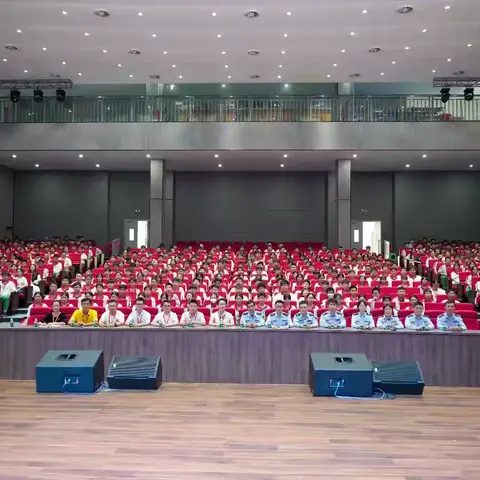 执法局开展“春风送法开学季”普法进校园活动