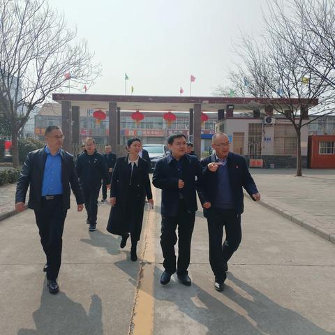 滕州市教育体育局王伟局长调研洪绪中学体育和科教工作