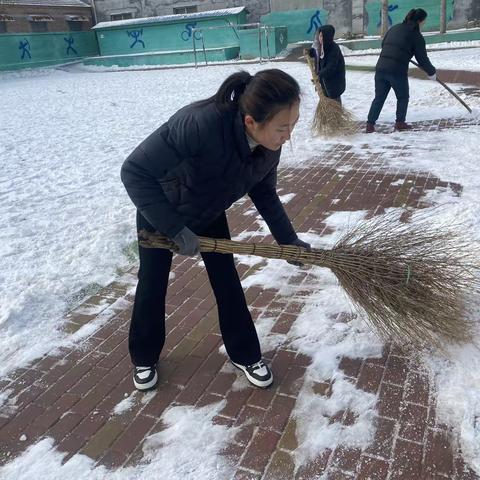 雪花纷飞扮校园，扫雪除冰暖人心——记阳谷县石佛镇小学校园除雪活动