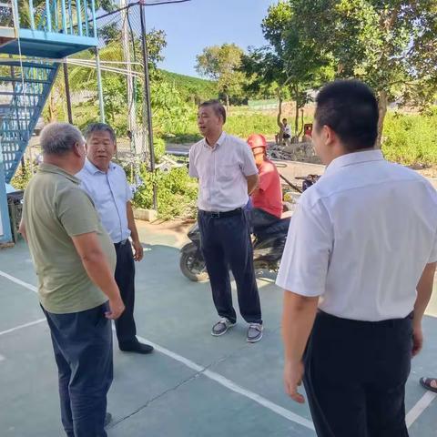 三亚市人大民族宗教外事侨务工作委员会张作壮主任到布甫那会村做调研