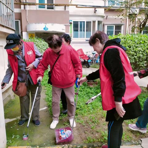 院落清理聚和谐//西仪社区开展环境整治活动