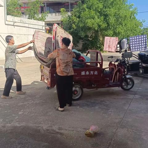 城关镇关爷庙村持续开展环境整治