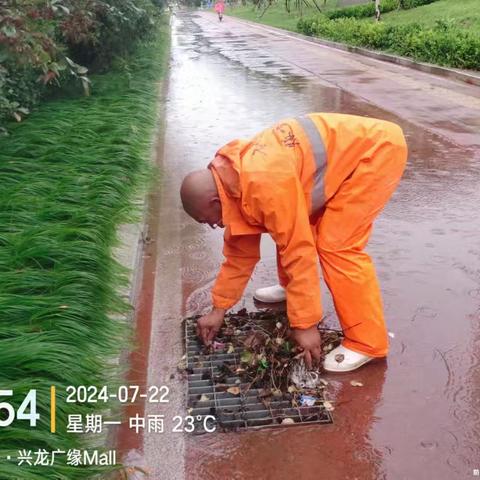 雨后环卫工人作业忙