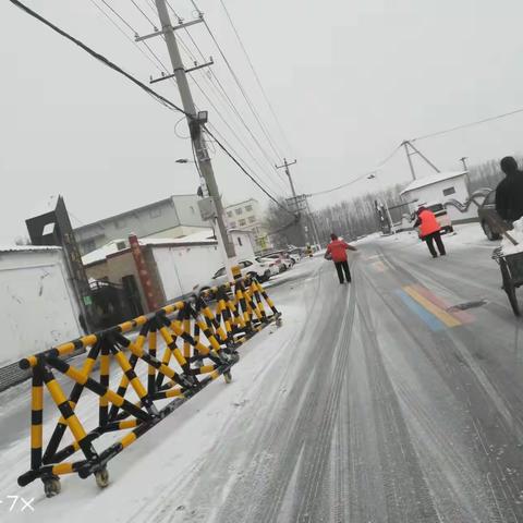 共担风雪，温暖常在，同心协力，除雪保畅