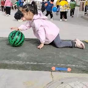 【学习故事】“小熊钻山洞”市二幼教育集团（普惠新村幼儿园）